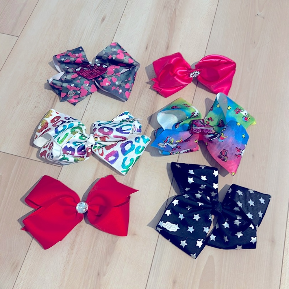 4x Jojo Siwa bows plus two bonus bows for little girls.